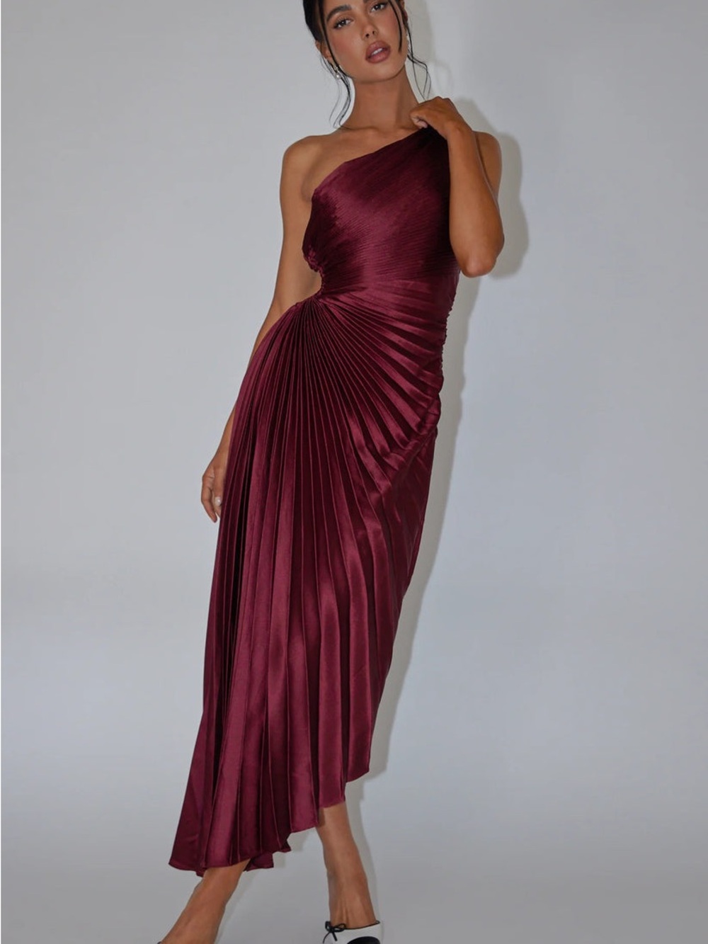 Luxxel One-Shoulder
Accordion Pleat Dress Wine Size M